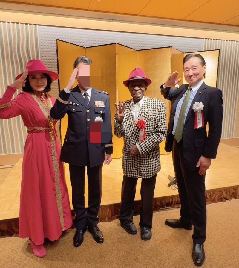 厳粛な雰囲気の中での夫婦漫才の画像