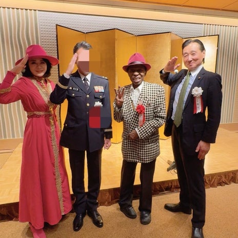 厳粛な雰囲気の中での夫婦漫才の画像