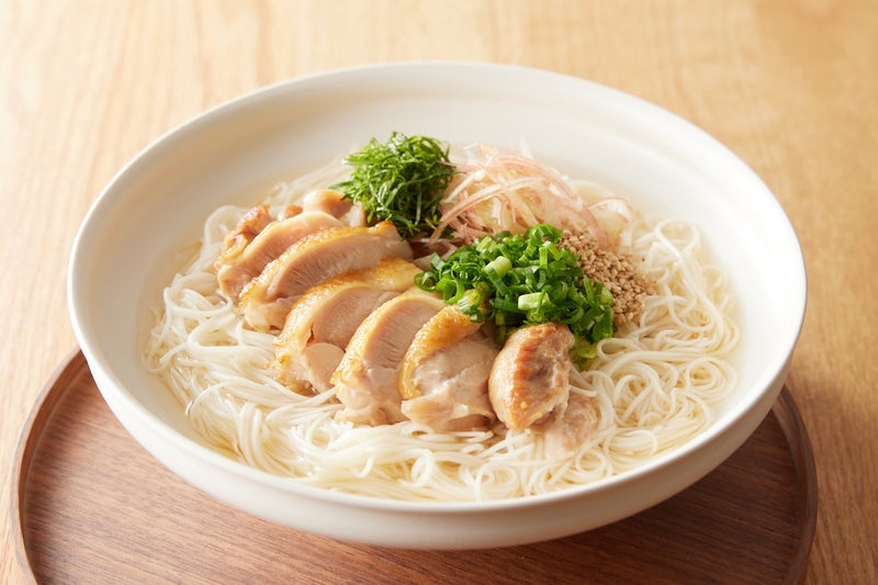 チキンと薬味で満足感あるそうめんの画像