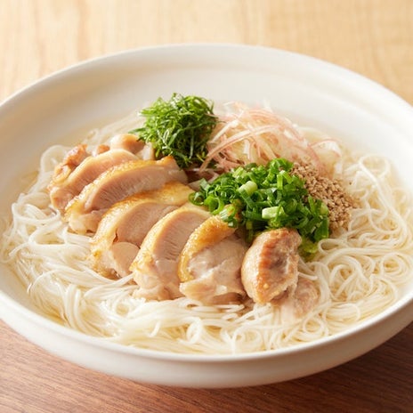 チキンと薬味で満足感あるそうめんの画像