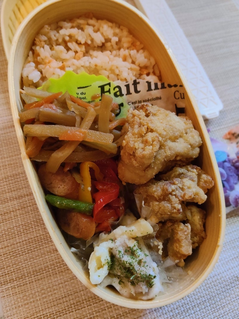 鮭ごまごはんと唐揚げのお弁当の画像