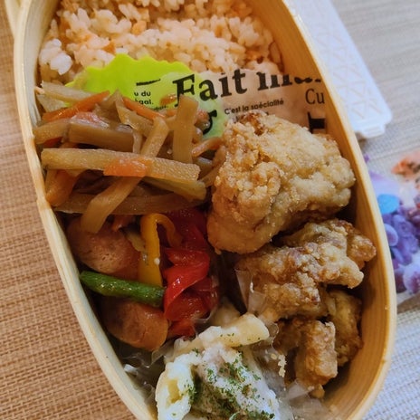 鮭ごまごはんと唐揚げのお弁当の画像