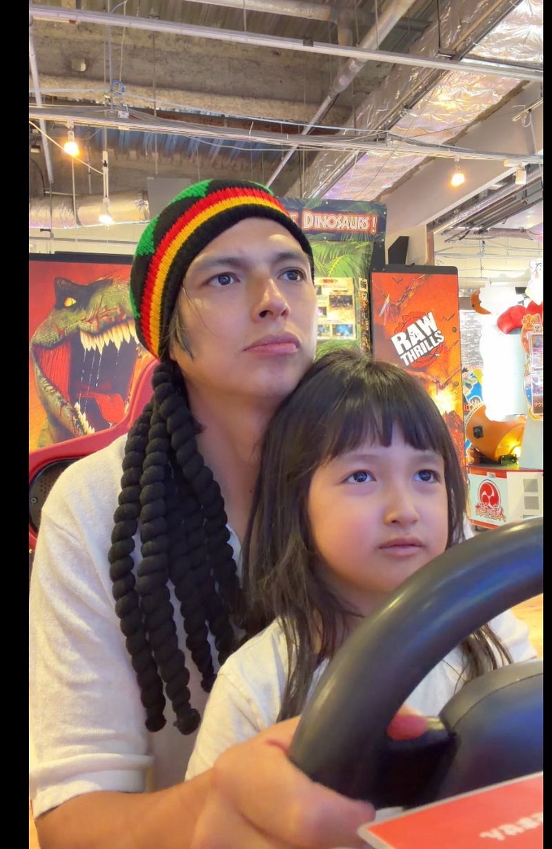 アレク ドレッドにした新しい髪型の画像