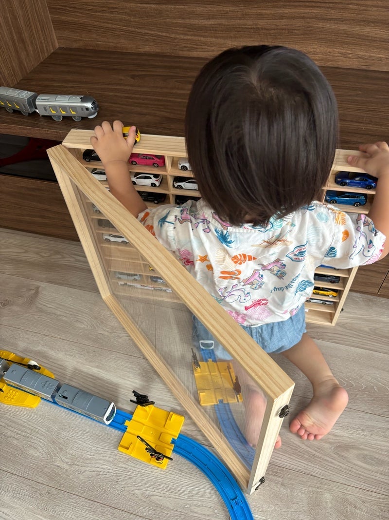 ミニカーを戻す2歳半の洞察力の画像