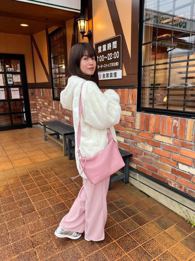 白っぽいコーデにしっくりきた靴の画像