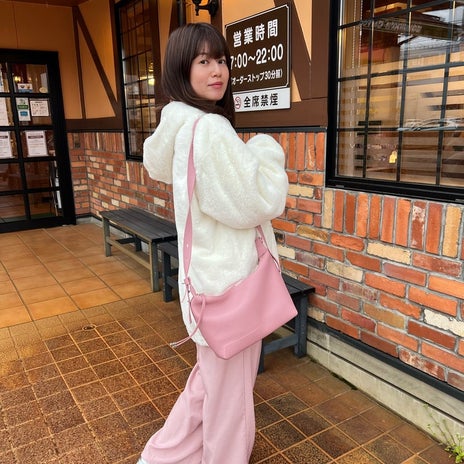 白っぽいコーデにしっくりきた靴の画像