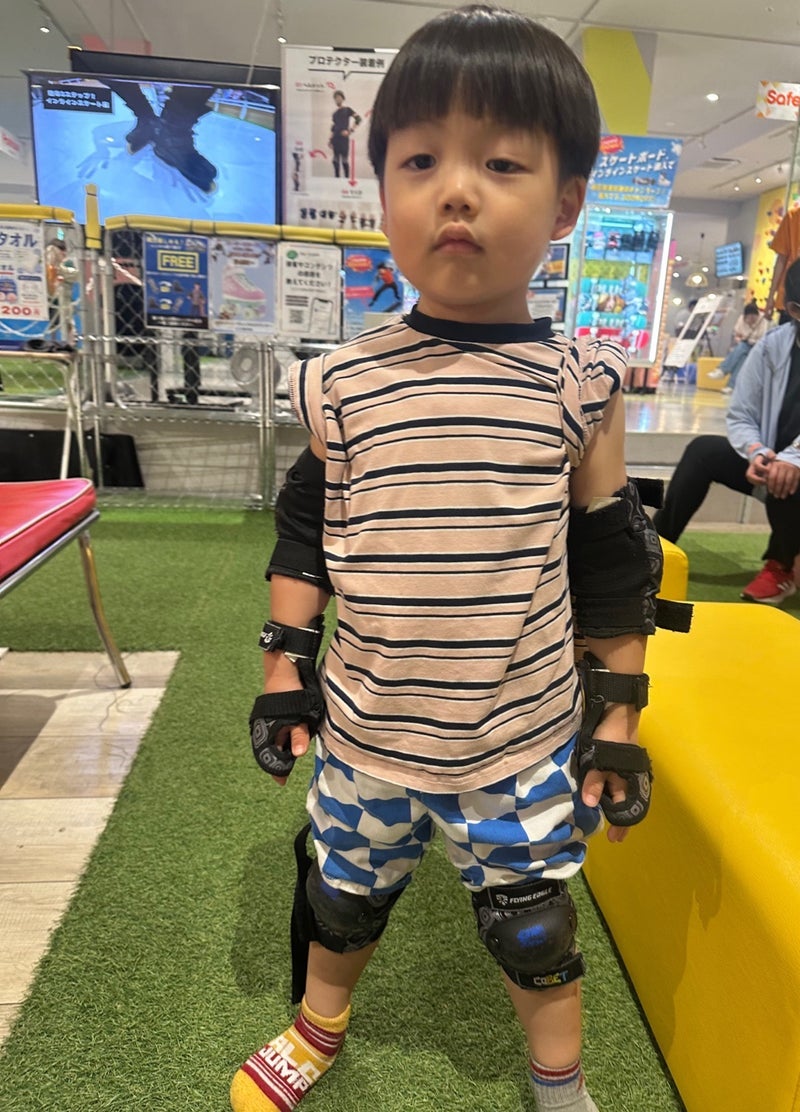 桃 スケボーに初挑戦した息子たちの画像