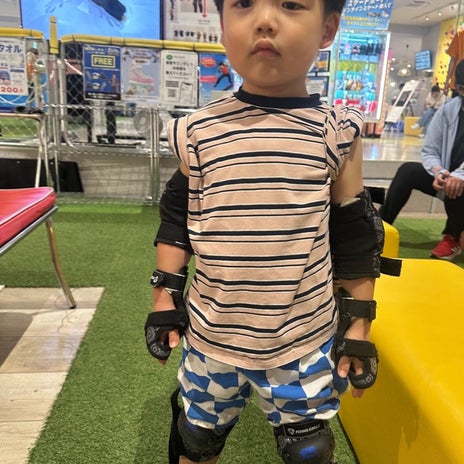 桃 スケボーに初挑戦した息子たちの画像
