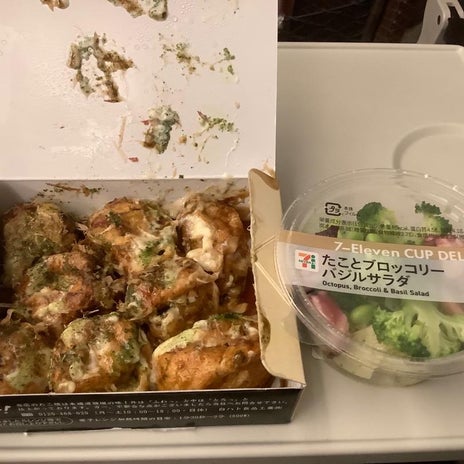 金子恵美 駅で買い新幹線で食事の画像