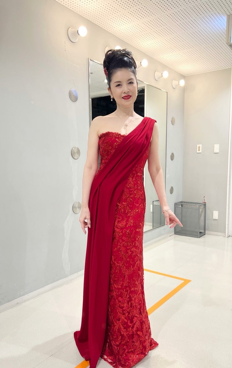藤あや子 真紅のイブニングドレスの画像