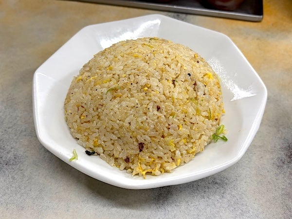 丼飯一杯分あったフルサイズの炒飯の画像