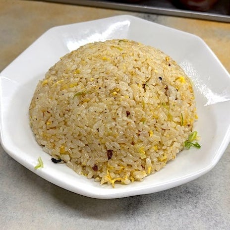 丼飯一杯分あったフルサイズの炒飯の画像