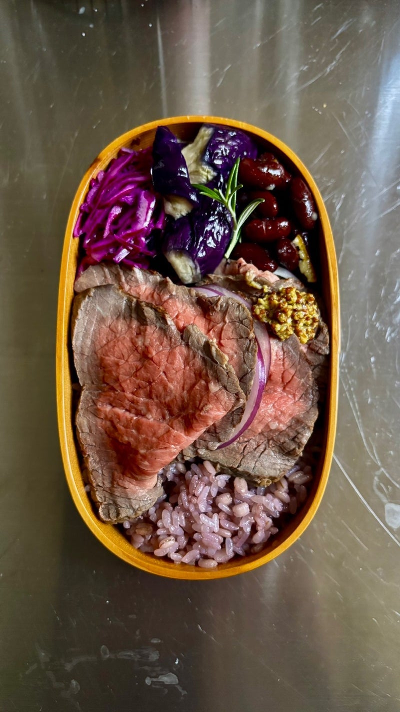 紫キャベツ使った「推し活」弁当