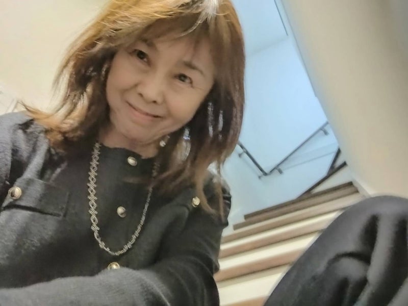 昔の流行を思い出す金ボタンのベストの画像