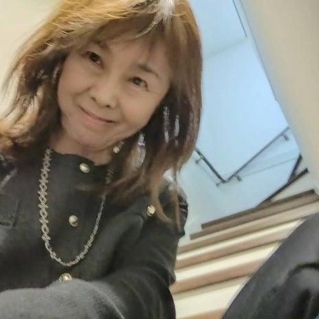 昔の流行を思い出す金ボタンのベストの画像