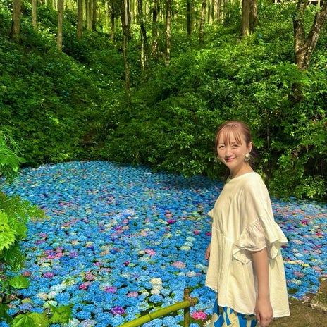 小松彩夏 家族と訪れたあじさい園の画像