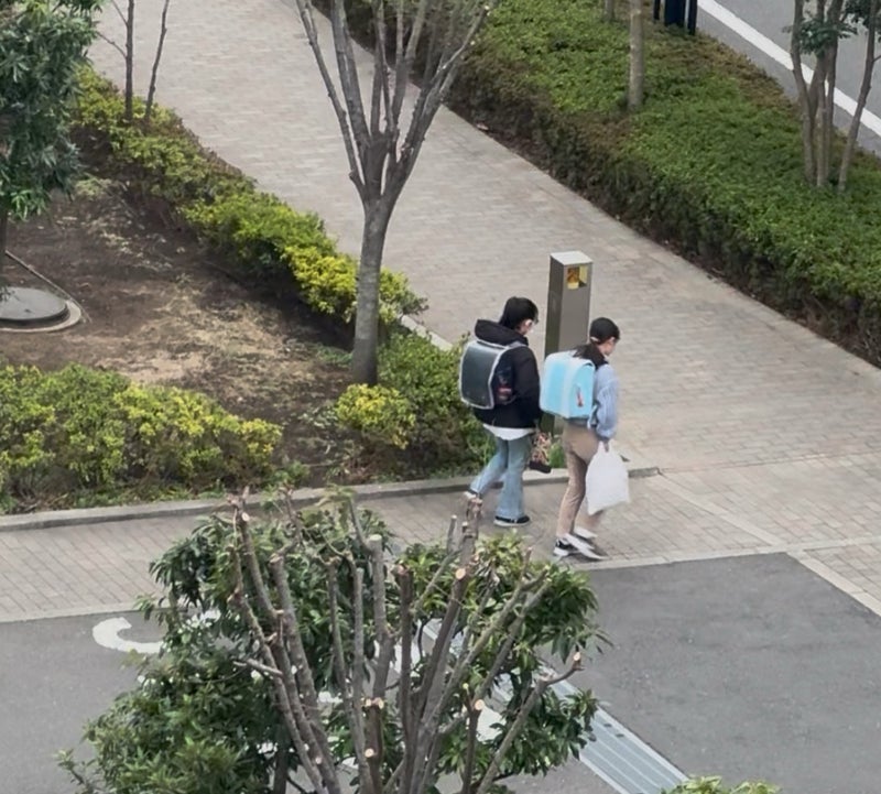 見られるのもあと少しのランドセル姿の画像