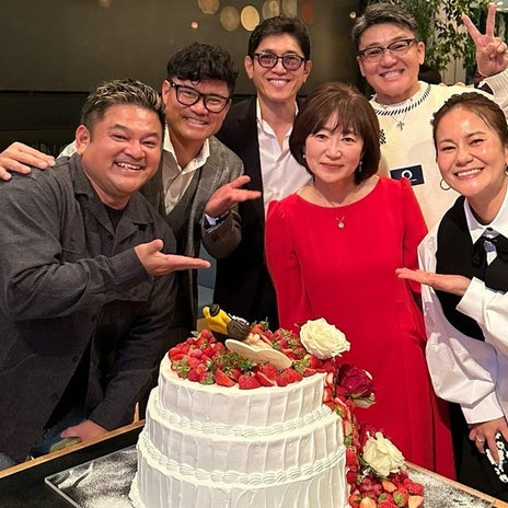 薬丸裕英 還暦祝いでの記念写真の画像