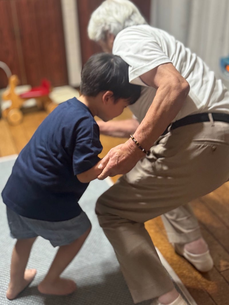 だいたの夫 父と4歳息子の押し相撲の画像