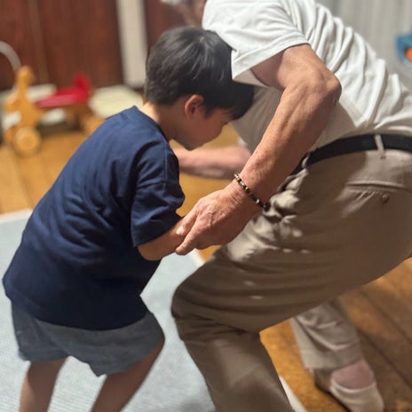だいたの夫 父と4歳息子の押し相撲の画像