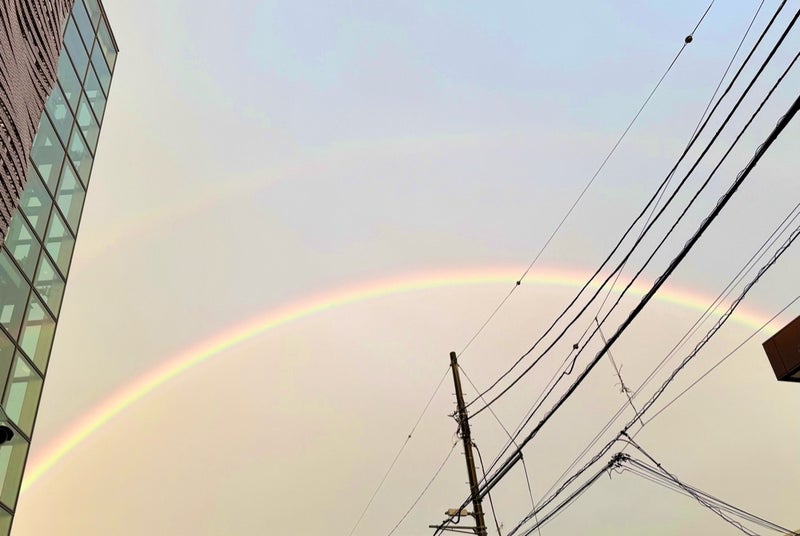 駅に着いたら現れたうっすら二重の虹の画像
