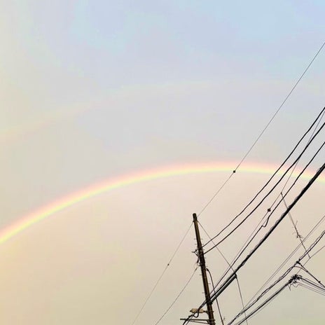 駅に着いたら現れたうっすら二重の虹の画像