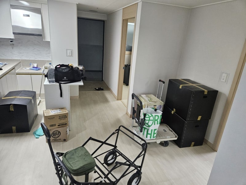 週末に指示する新しい家具の配置の画像