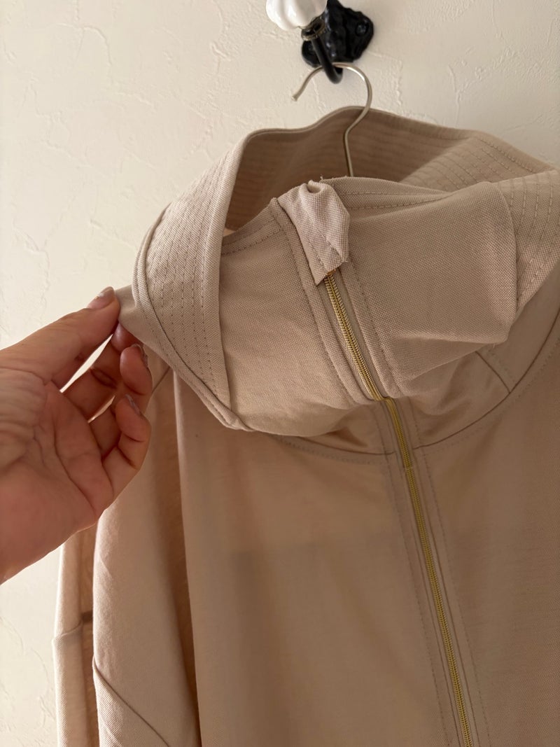 娘が選んだ顔まで隠れるパーカーの画像