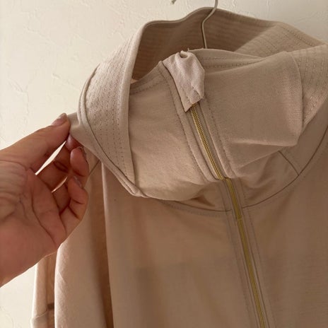 娘が選んだ顔まで隠れるパーカーの画像