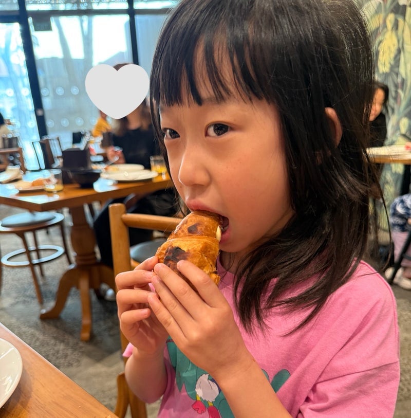 朝食の時間に暗い顔になる様子の画像