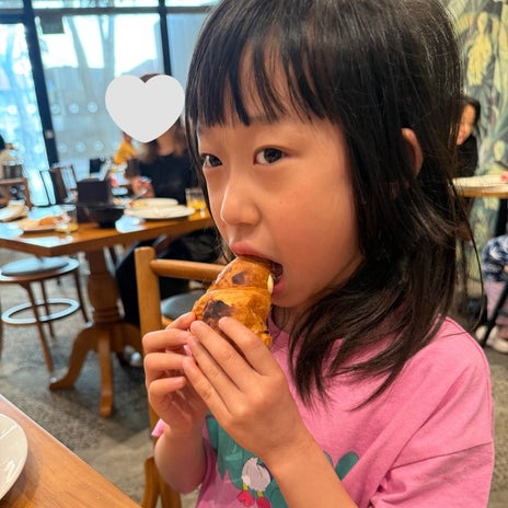 朝食の時間に暗い顔になる様子の画像