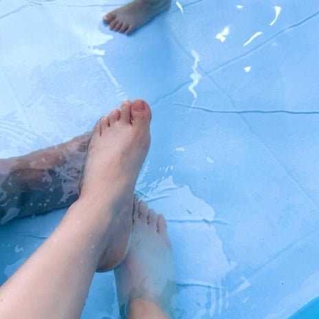 真野恵里菜 庭での2回目のプールの画像