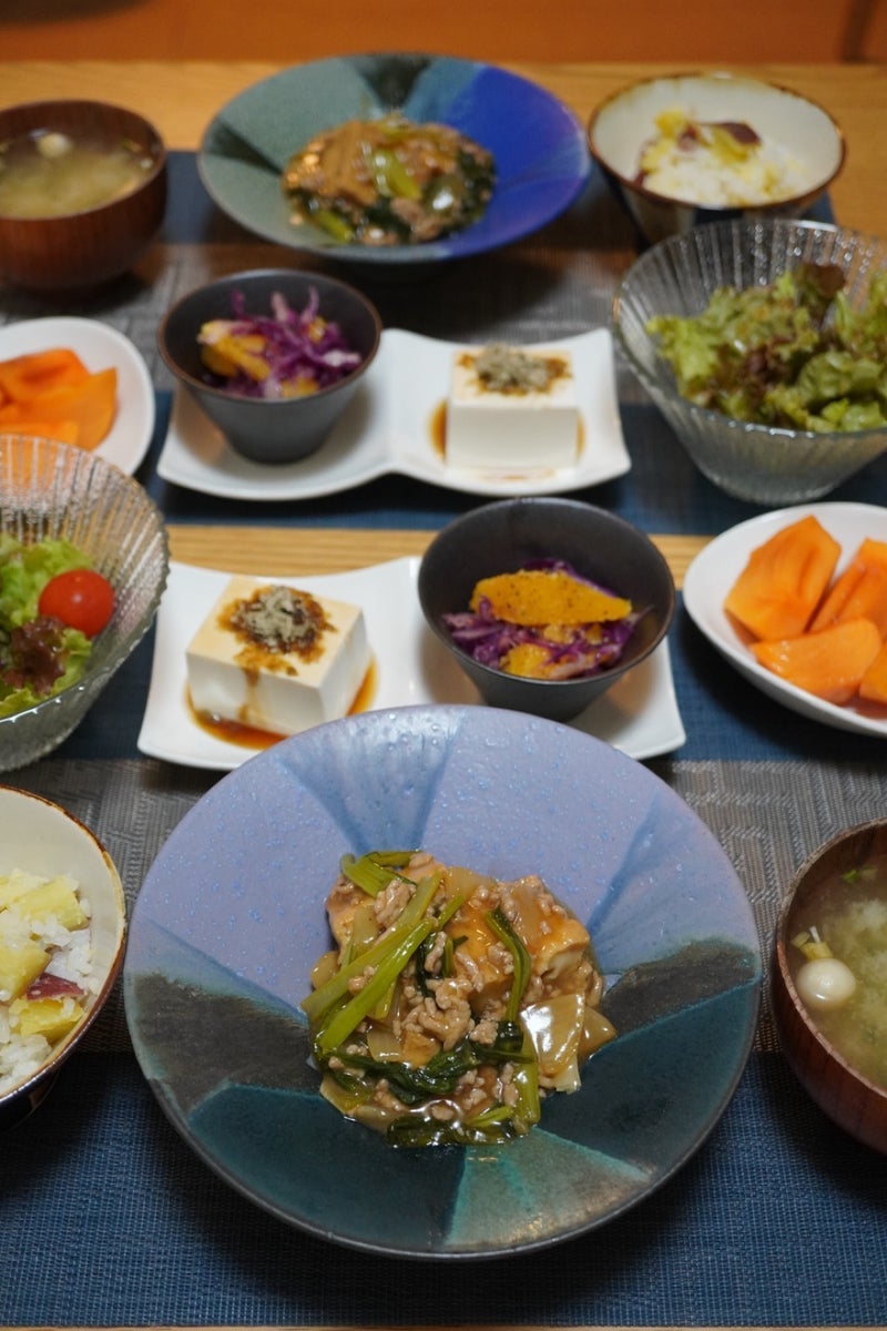 安売りの食材でかさましした食卓の画像