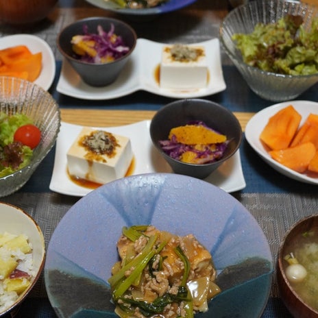 安売りの食材でかさましした食卓の画像