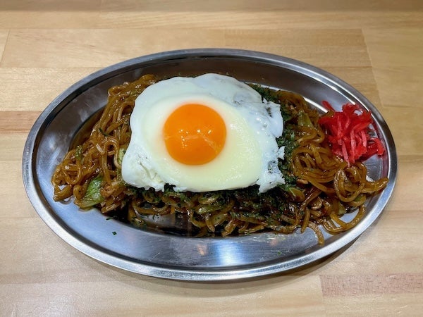 専門店の個性的な麺の焼きそばの画像