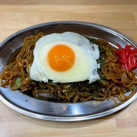 専門店の個性的な麺の焼きそばの画像