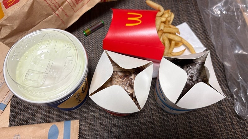 友達とマックの2種を食べ比べの画像