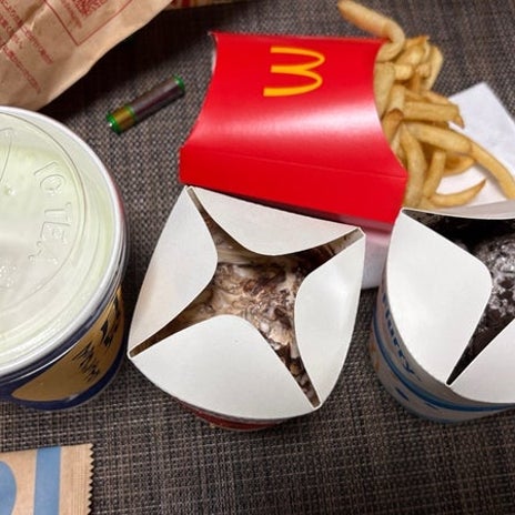 友達とマックの2種を食べ比べの画像