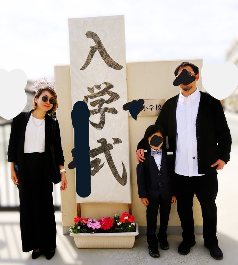 コサージュもパールもつけない服装の画像