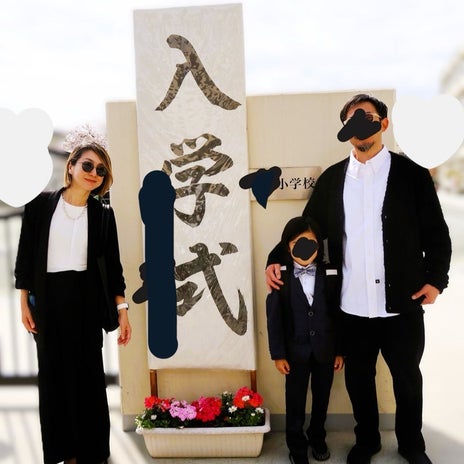 コサージュもパールもつけない服装の画像