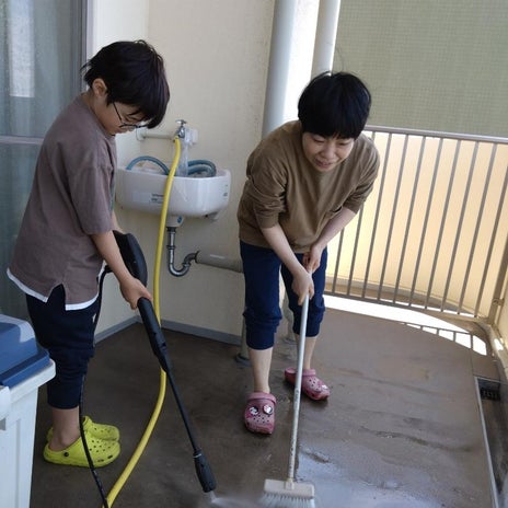 山田花子 次男とベランダの掃除の画像