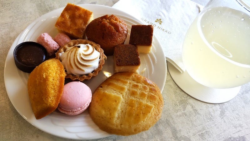 ラウンジの色とりどりの特製スイーツの画像