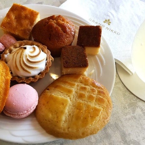 ラウンジの色とりどりの特製スイーツの画像