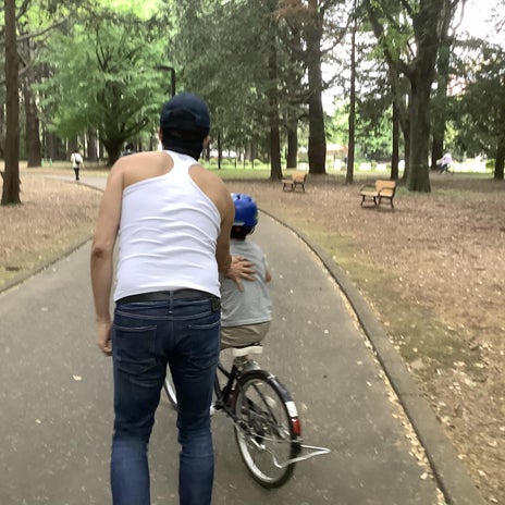 金子恵美公園で息子の自転車練習の画像
