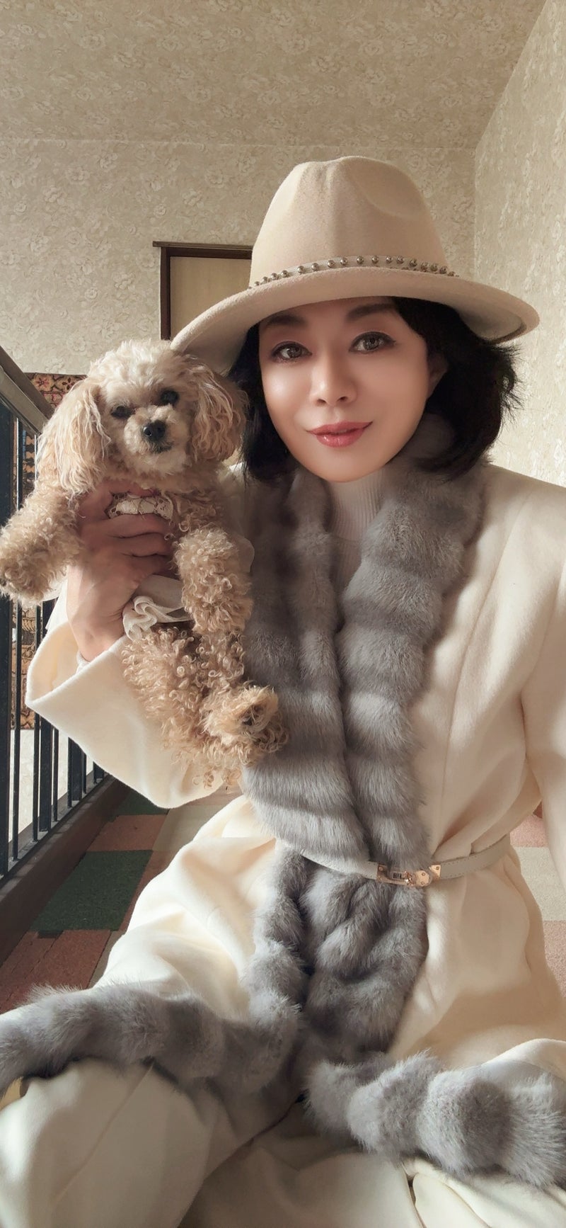 汚れるのが怖い白いパンツスーツの画像