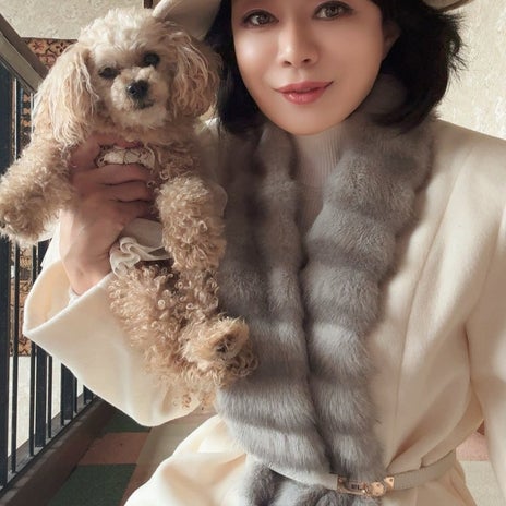 汚れるのが怖い白いパンツスーツの画像