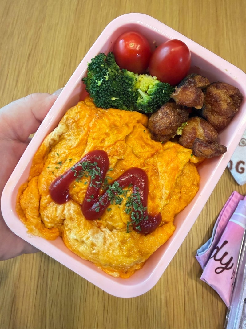 娘のお昼のお弁当はオムライスの画像
