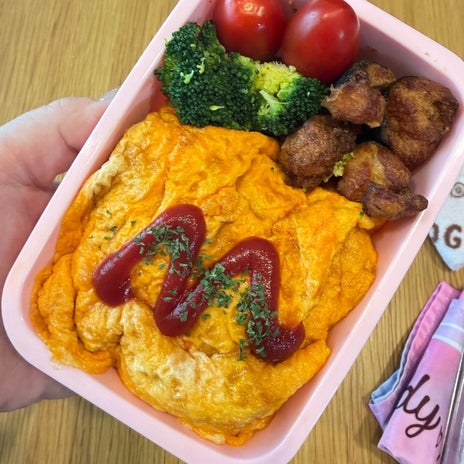 娘のお昼のお弁当はオムライスの画像