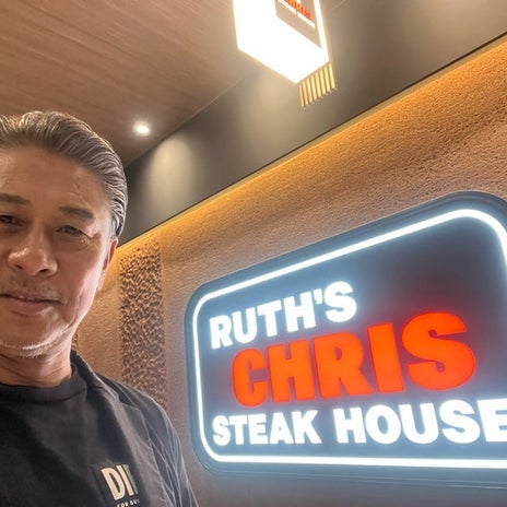 モモコ夫 妻や娘とステーキを堪能の画像