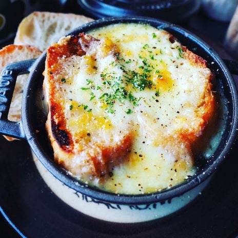 男子たちが喜んだ玉ねぎのスープの画像